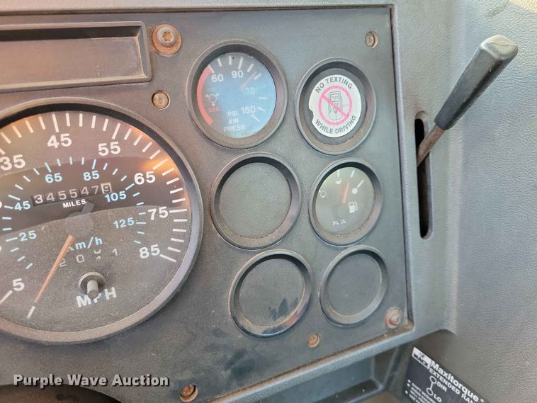 image for item EE1158 1994 Mack CH613 truck cab and chassis