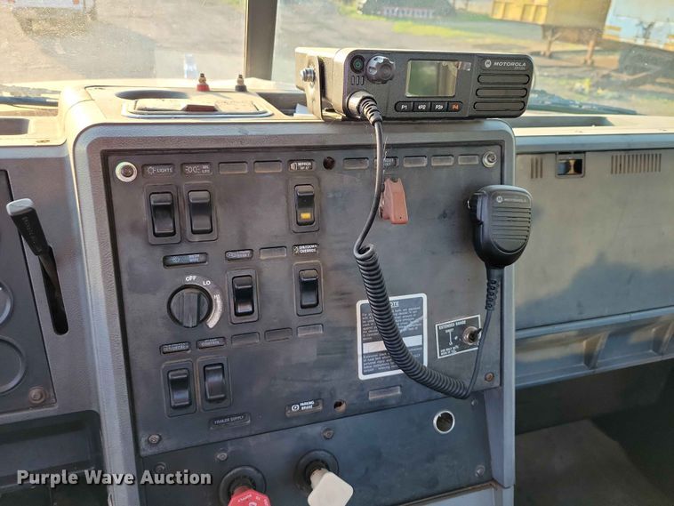 image for item EE1158 1994 Mack CH613 truck cab and chassis