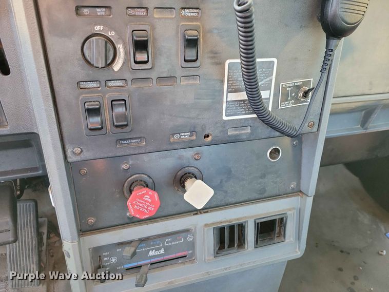 image for item EE1158 1994 Mack CH613 truck cab and chassis