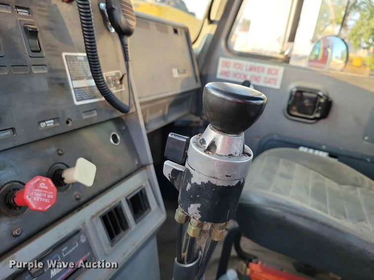 image for item EE1158 1994 Mack CH613 truck cab and chassis