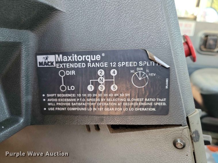 image for item EE1158 1994 Mack CH613 truck cab and chassis