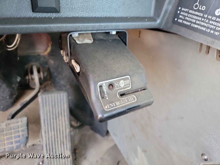 image for item EE1158 1994 Mack CH613 truck cab and chassis