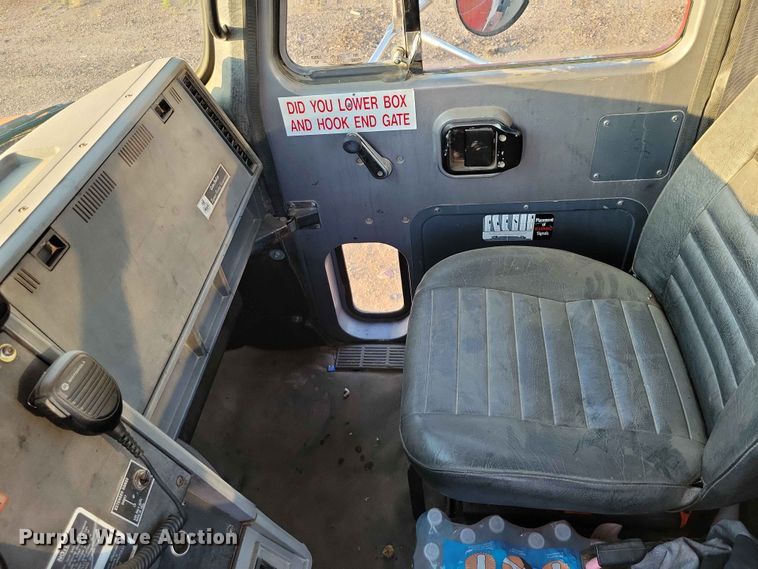 image for item EE1158 1994 Mack CH613 truck cab and chassis