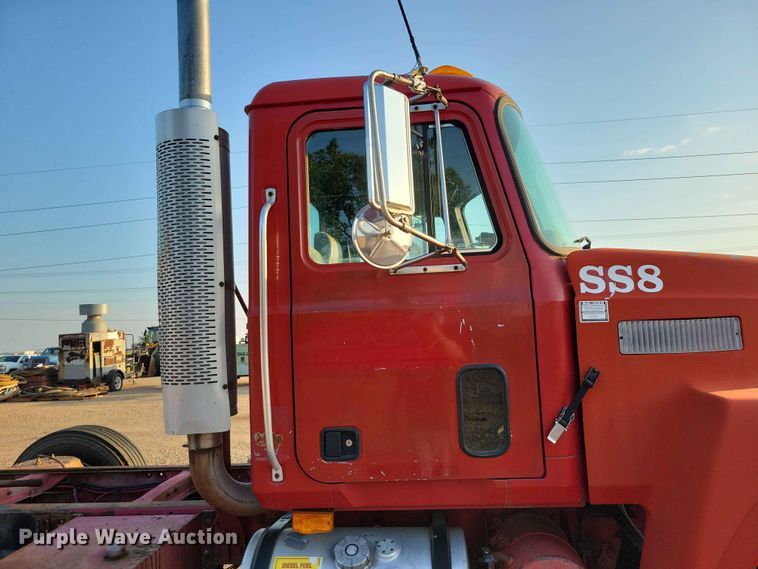 image for item EE1158 1994 Mack CH613 truck cab and chassis