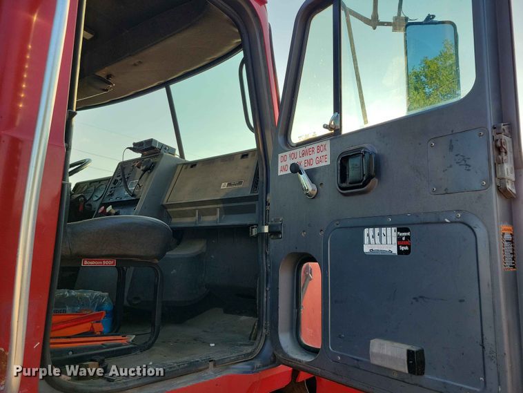 image for item EE1158 1994 Mack CH613 truck cab and chassis