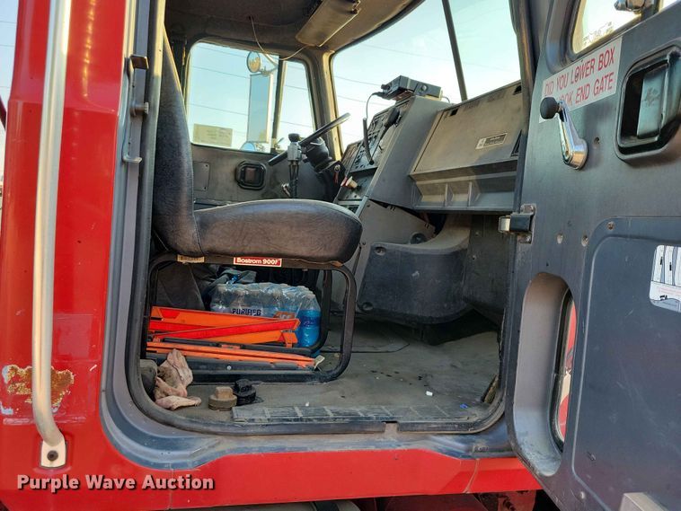 image for item EE1158 1994 Mack CH613 truck cab and chassis