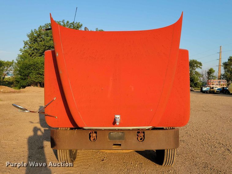 image for item EE1158 1994 Mack CH613 truck cab and chassis