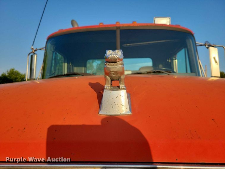 image for item EE1158 1994 Mack CH613 truck cab and chassis