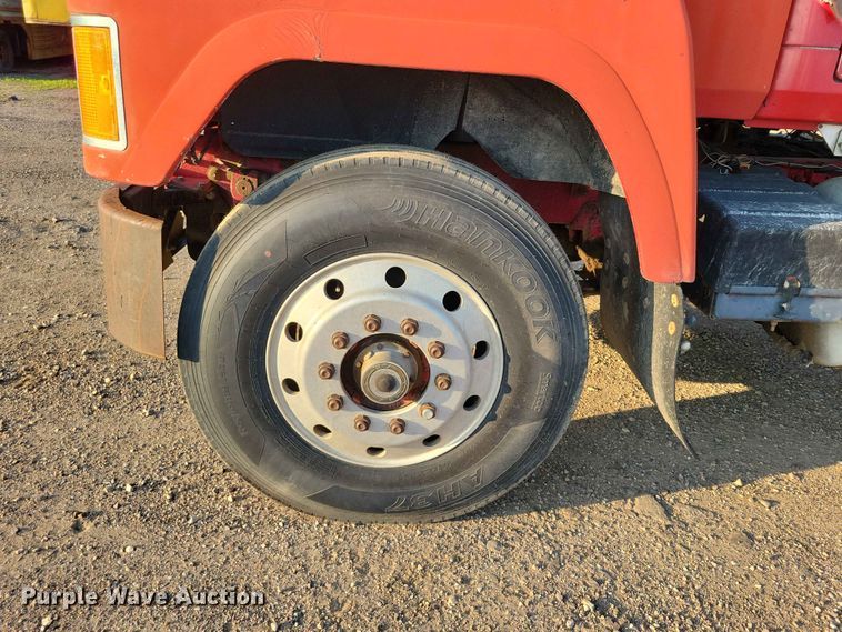 image for item EE1158 1994 Mack CH613 truck cab and chassis