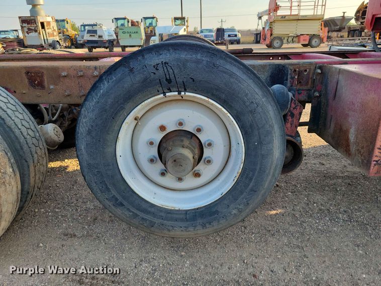 image for item EE1158 1994 Mack CH613 truck cab and chassis