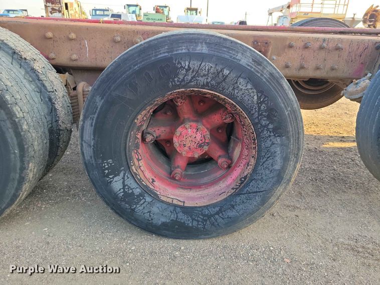 image for item EE1158 1994 Mack CH613 truck cab and chassis