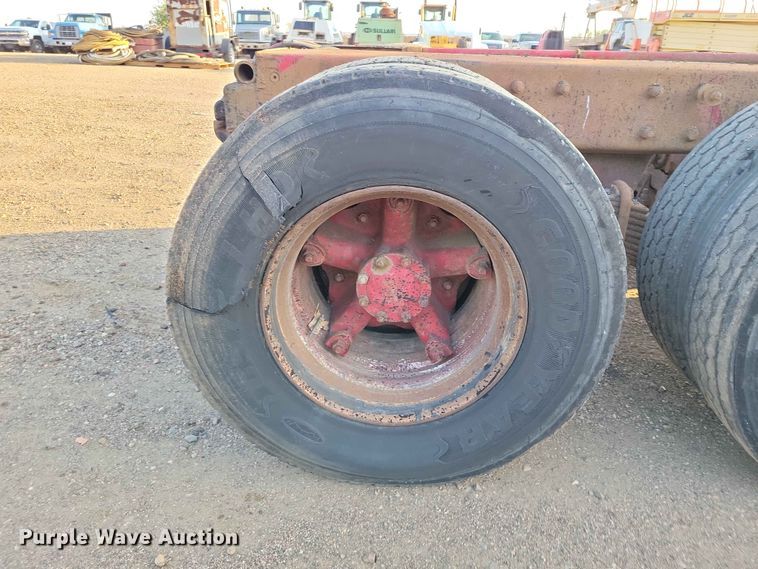 image for item EE1158 1994 Mack CH613 truck cab and chassis