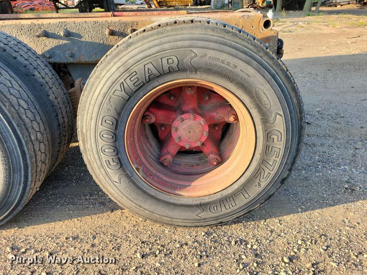 image for item EE1158 1994 Mack CH613 truck cab and chassis