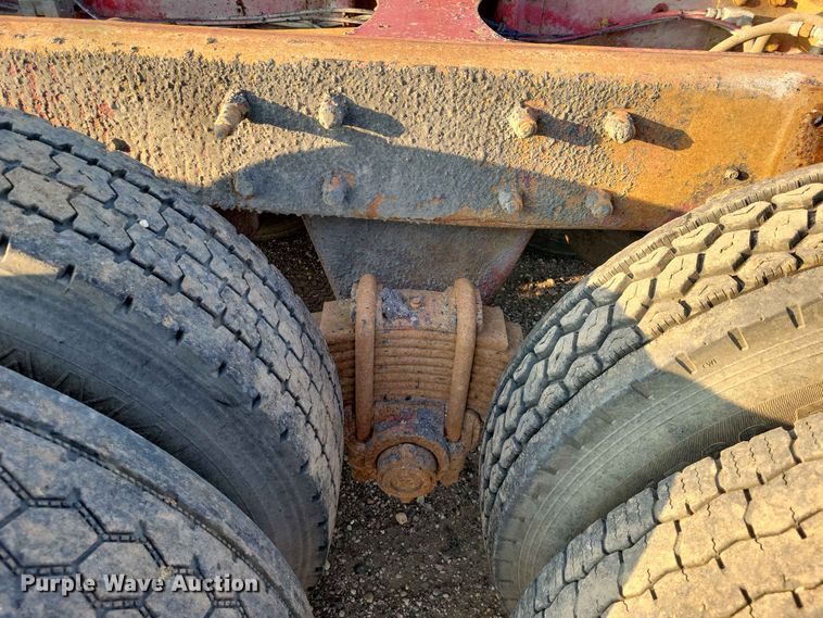 image for item EE1158 1994 Mack CH613 truck cab and chassis