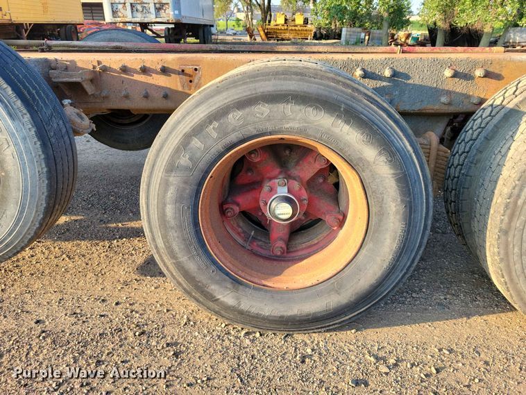 image for item EE1158 1994 Mack CH613 truck cab and chassis