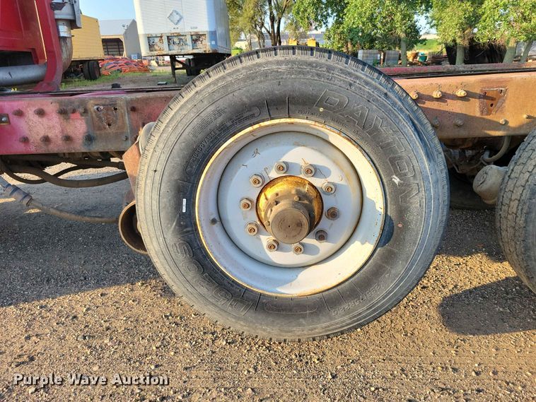 image for item EE1158 1994 Mack CH613 truck cab and chassis