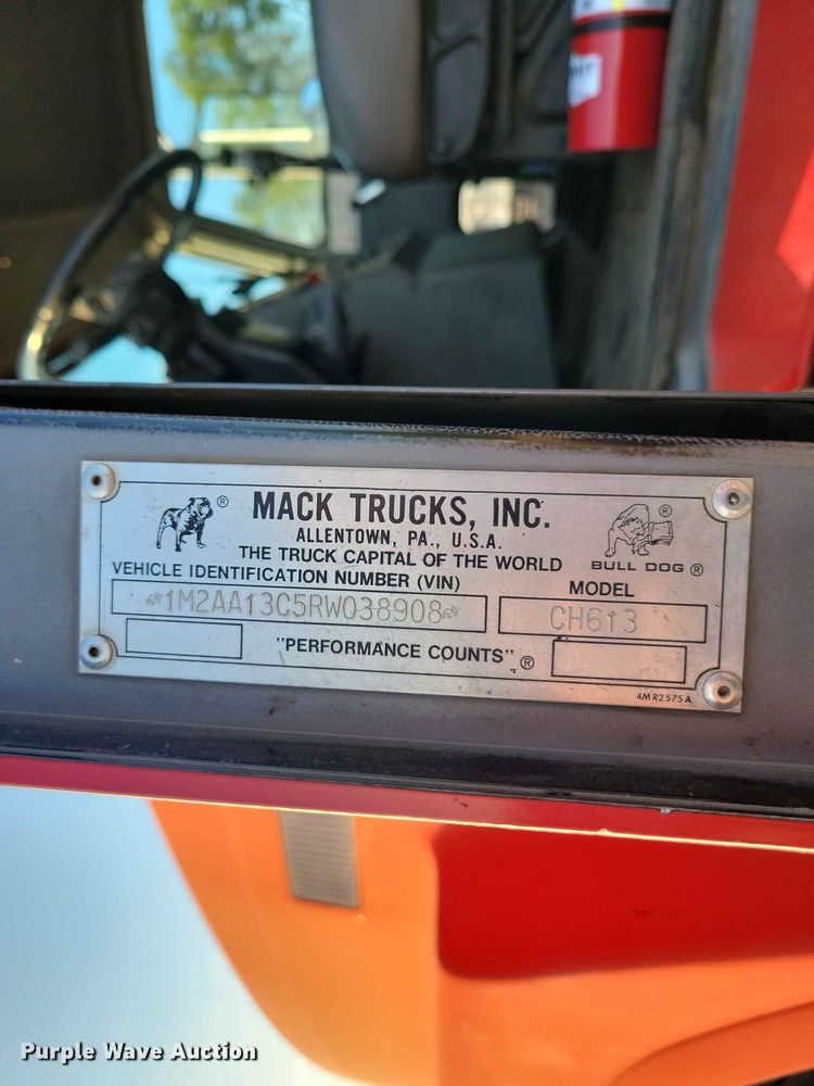 image for item EE1158 1994 Mack CH613 truck cab and chassis