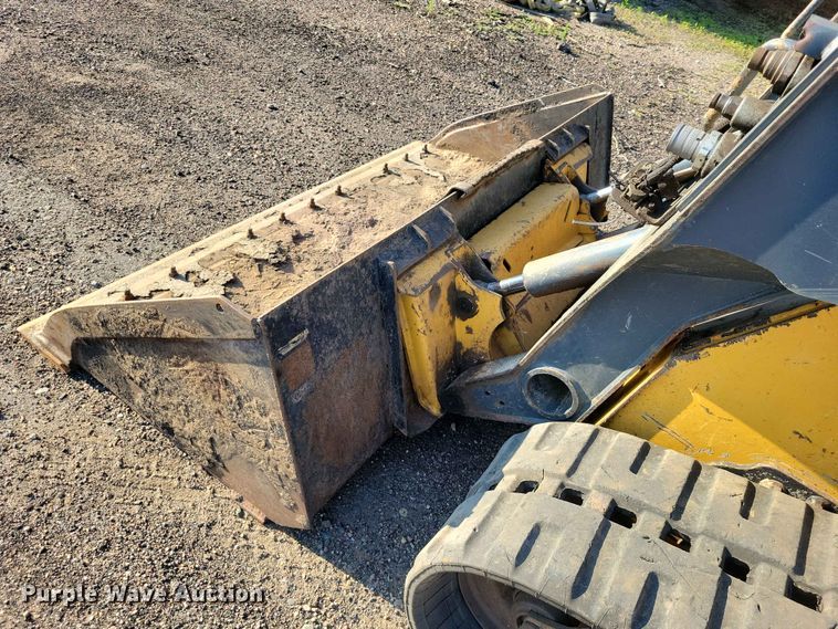 image for item EE1165 2015 John Deere 323E tracked skid steer loader