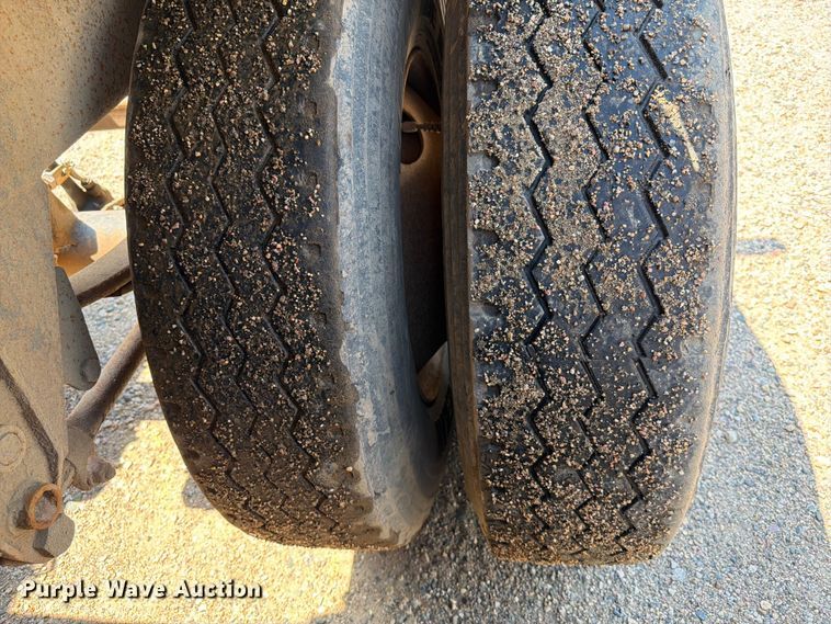 image for item EE1173 2010 Side Dump Industries side dump trailer