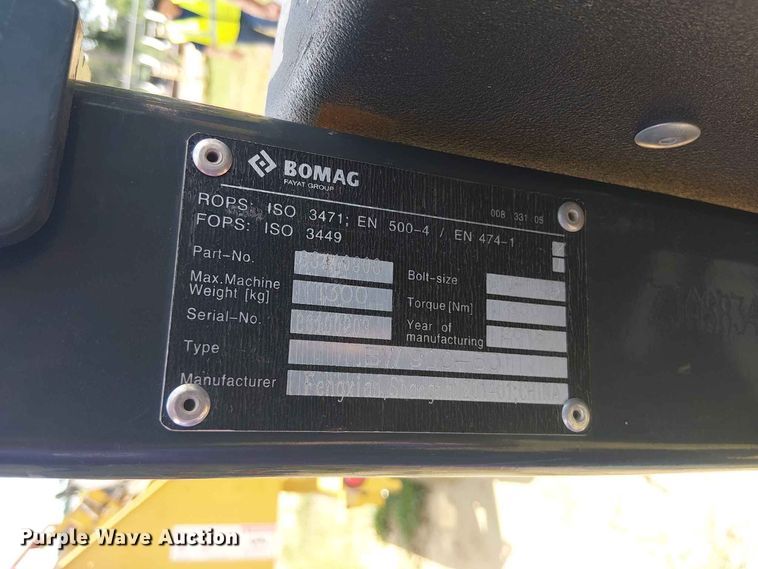 image for item EE1637 2019 Bomag 900-50 double drum vibratory roller