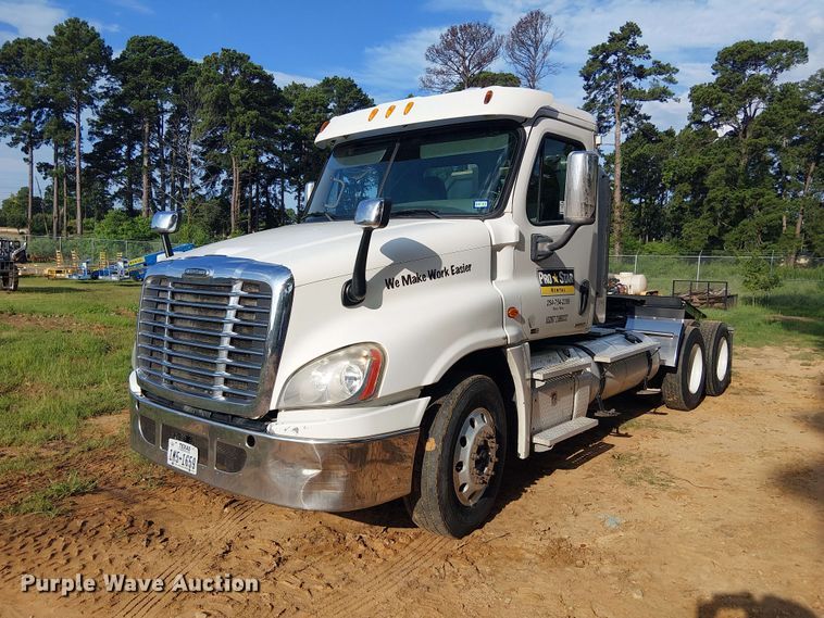 2012 Freightliner Cascadia semi truck