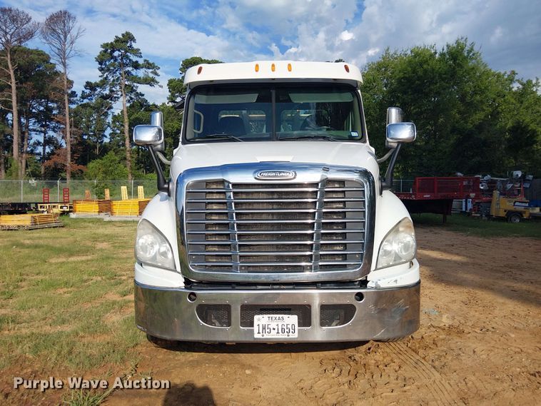 image for item EE1643 2012 Freightliner Cascadia semi truck