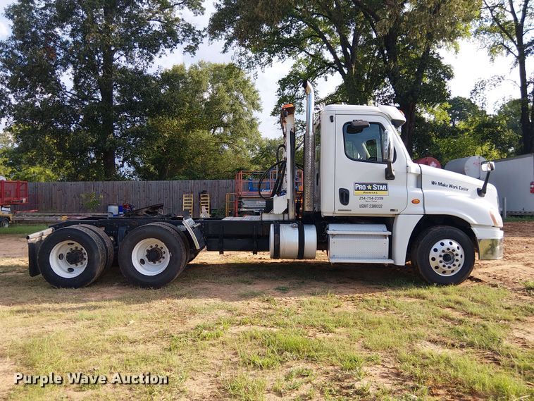 image for item EE1643 2012 Freightliner Cascadia semi truck