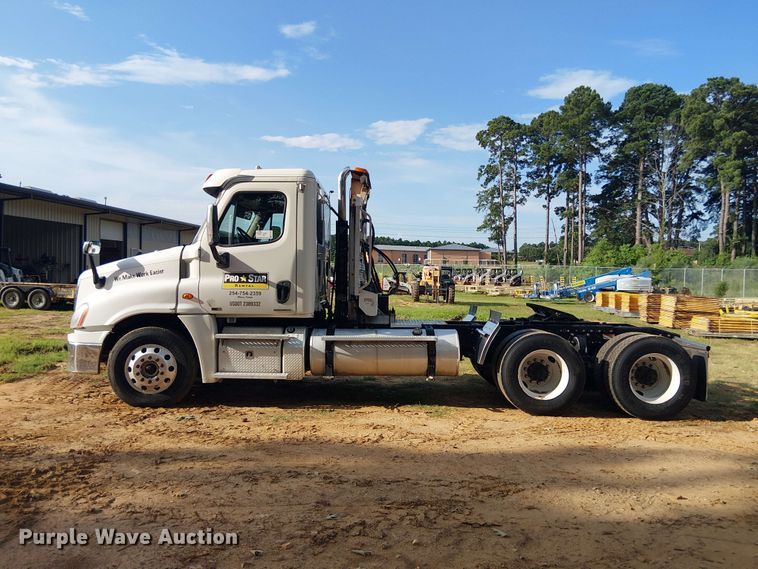 image for item EE1643 2012 Freightliner Cascadia semi truck