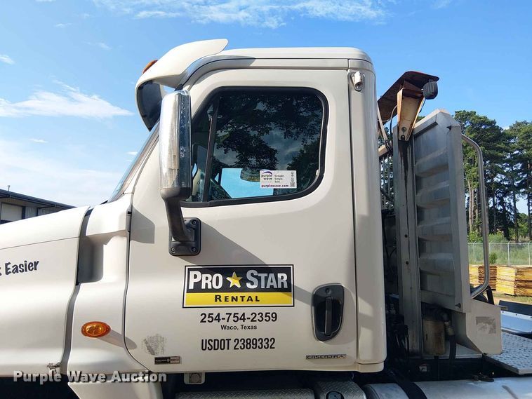 image for item EE1643 2012 Freightliner Cascadia semi truck