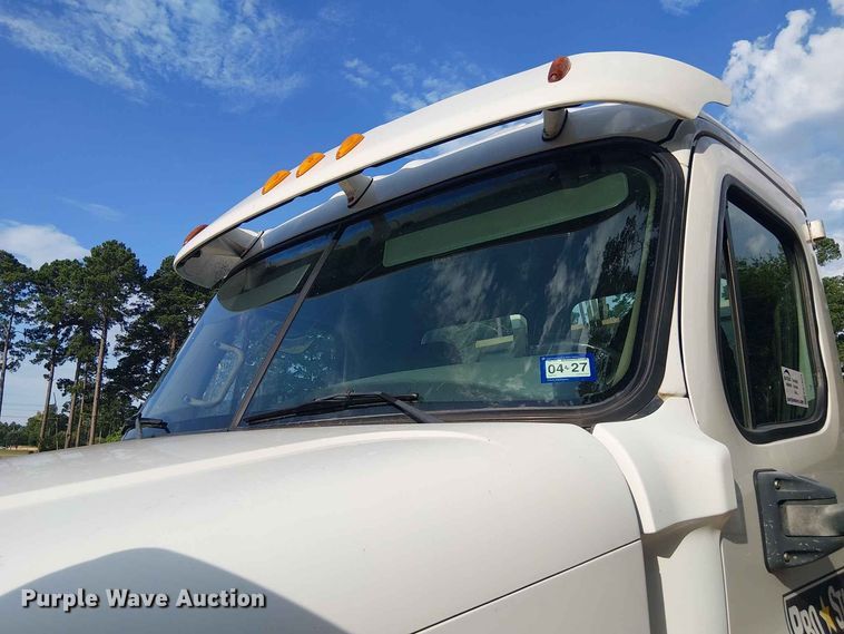 image for item EE1643 2012 Freightliner Cascadia semi truck