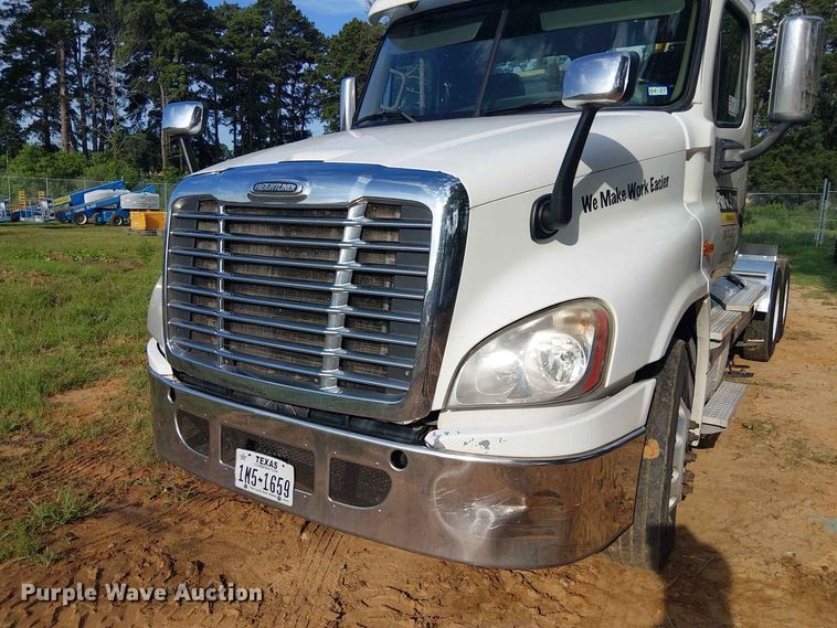 image for item EE1643 2012 Freightliner Cascadia semi truck