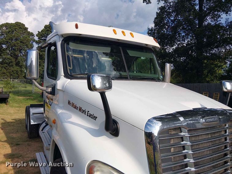 image for item EE1643 2012 Freightliner Cascadia semi truck