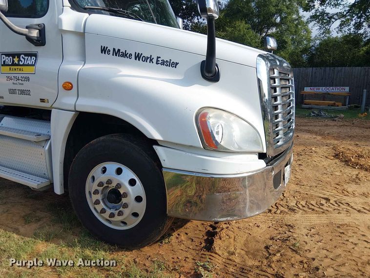 image for item EE1643 2012 Freightliner Cascadia semi truck