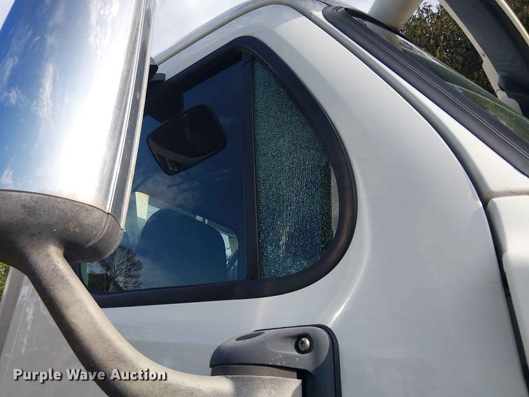 image for item EE1643 2012 Freightliner Cascadia semi truck