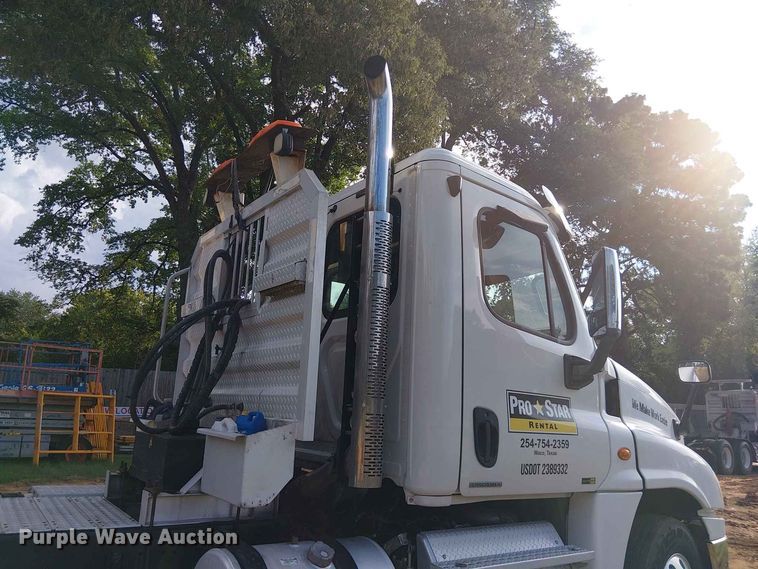 image for item EE1643 2012 Freightliner Cascadia semi truck