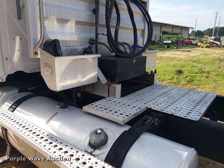 image for item EE1643 2012 Freightliner Cascadia semi truck
