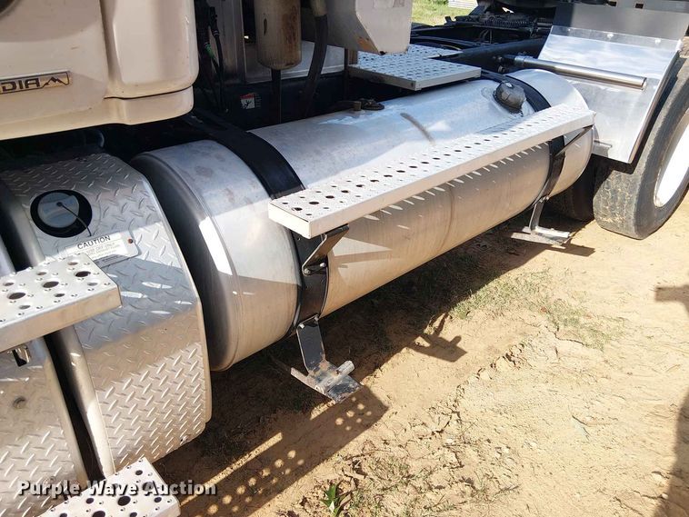image for item EE1643 2012 Freightliner Cascadia semi truck