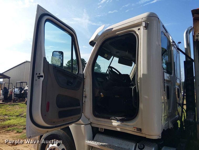 image for item EE1643 2012 Freightliner Cascadia semi truck