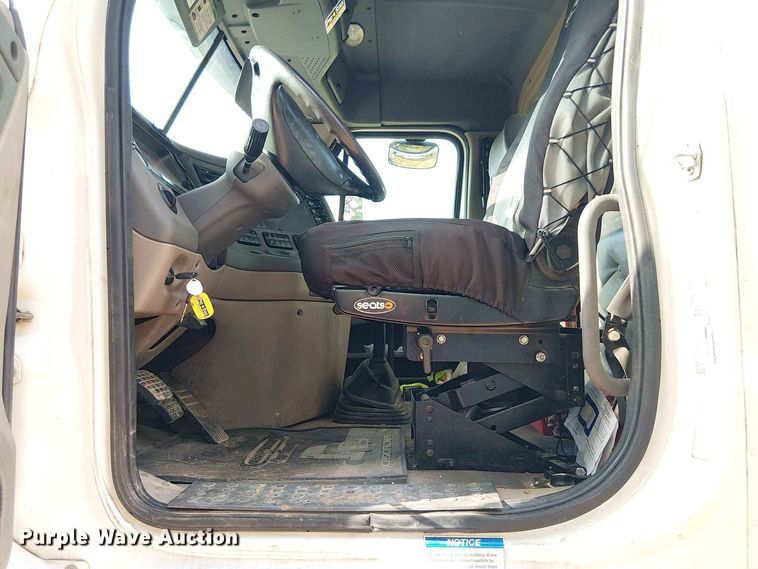 image for item EE1643 2012 Freightliner Cascadia semi truck