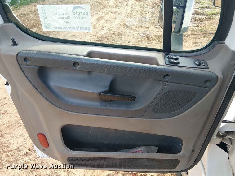 image for item EE1643 2012 Freightliner Cascadia semi truck