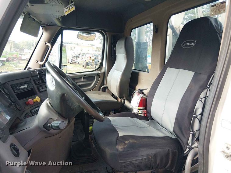 image for item EE1643 2012 Freightliner Cascadia semi truck