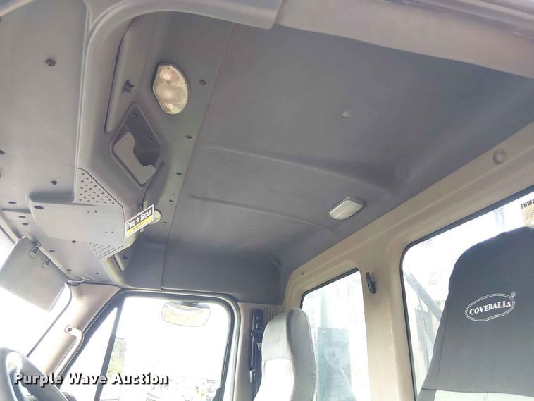 image for item EE1643 2012 Freightliner Cascadia semi truck