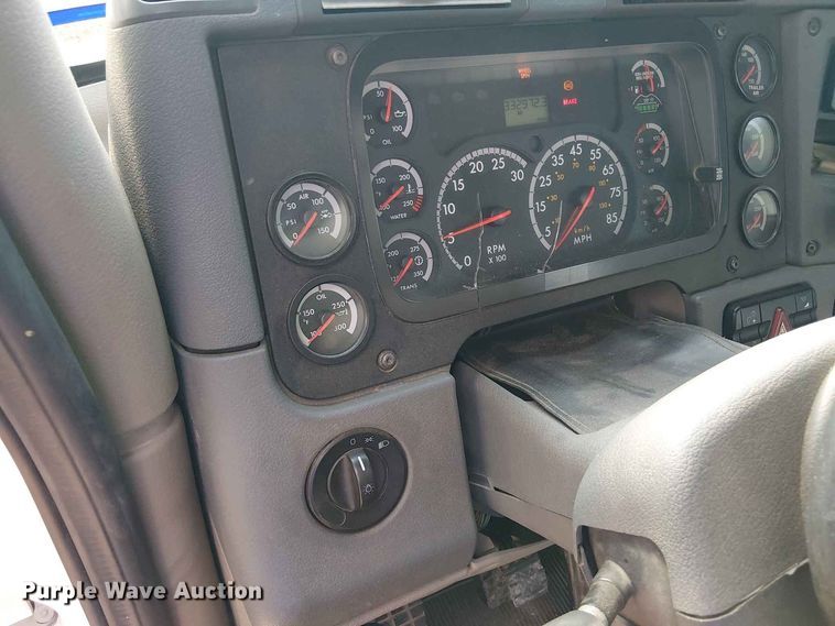 image for item EE1643 2012 Freightliner Cascadia semi truck