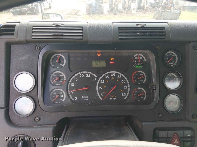 image for item EE1643 2012 Freightliner Cascadia semi truck