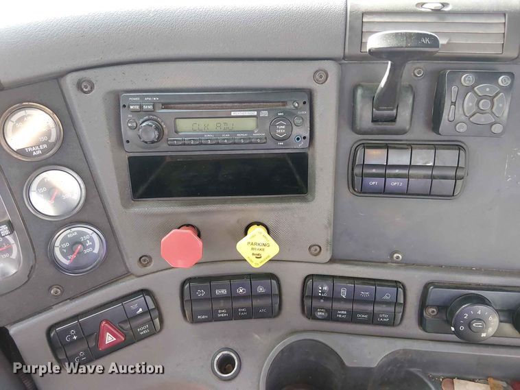 image for item EE1643 2012 Freightliner Cascadia semi truck