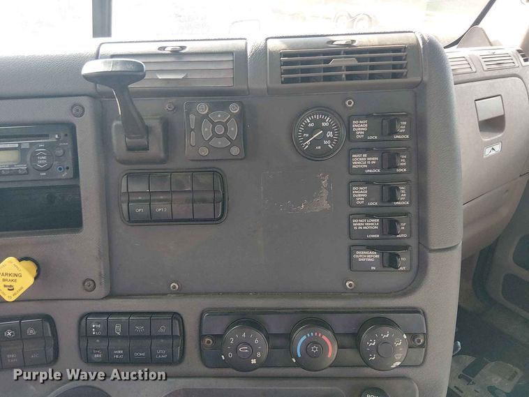 image for item EE1643 2012 Freightliner Cascadia semi truck