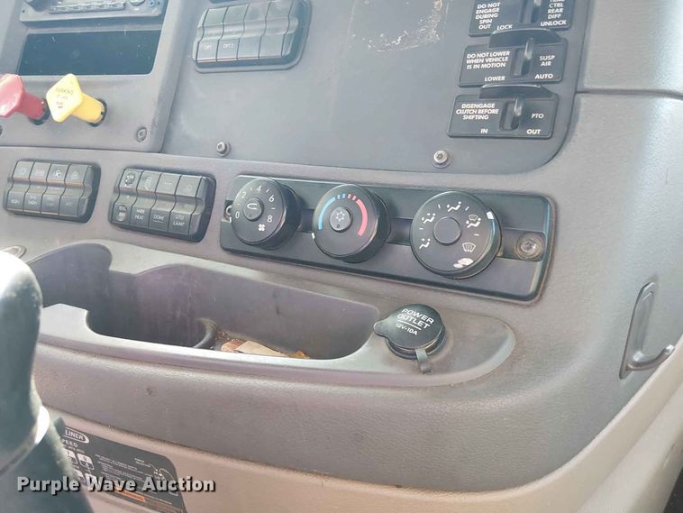 image for item EE1643 2012 Freightliner Cascadia semi truck