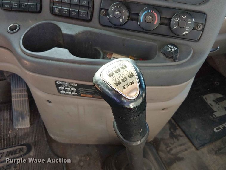 image for item EE1643 2012 Freightliner Cascadia semi truck