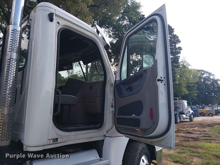image for item EE1643 2012 Freightliner Cascadia semi truck