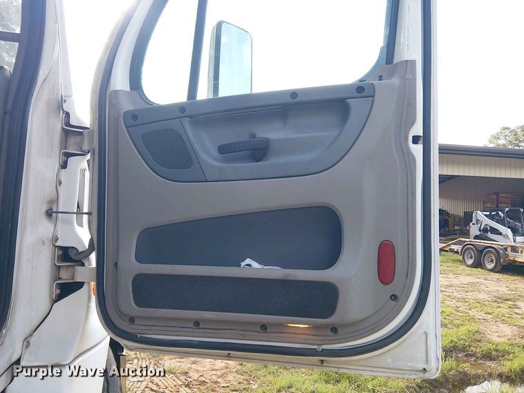 image for item EE1643 2012 Freightliner Cascadia semi truck